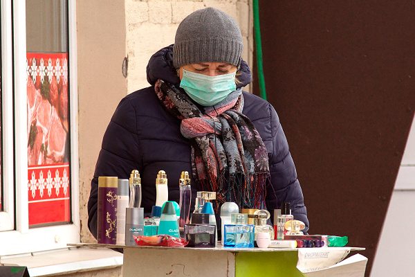Продавец парфюмерии на рынке в маске. Фото Сергея Серебро