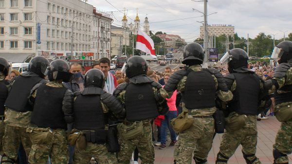 Противостояние силовиков и горожан в Витебске в один из дней протестов. Фото Сергея Серебро