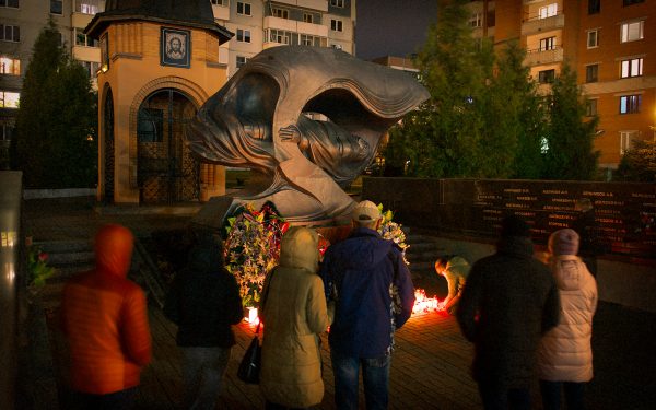 В память об убитом Романе Бондаренко продолжают нести цветы и свечи к памятнику воинам-интернационалистам в Витебске. Фото Сергея Серебро