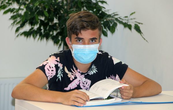 Студент в медицинской маске, учащийся в маске. Иллюстративное фото pixabay.com