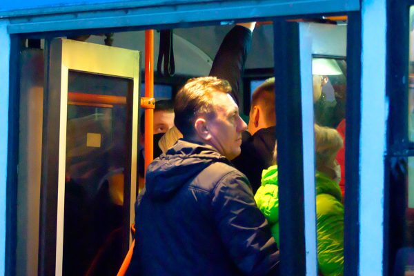 Пассажиры общественного транспорта тоже не всегда одевают медицинские маски. Фото Сергея Серебро