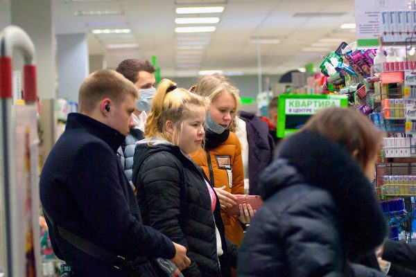 Часть покупателей не одевает маски, посещая магазины. Фото Сергея Серебро