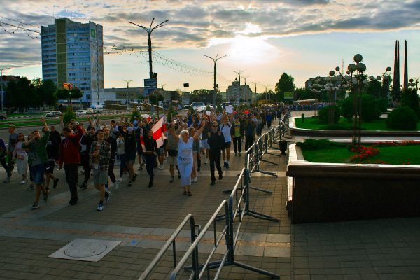 Колонна протестуюўіх проходіт мімо турнікетов на плоўаді Победы. Фото Сергея Серебро