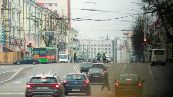 ГАИ перекрывает улицу Ленина в Витебске. Фото Сергея Серебро