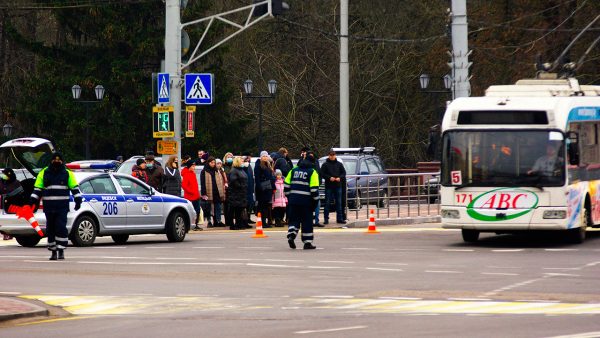 ГАИ перекрывает улицу Ленина в Витебске. Фото Сергея Серебро