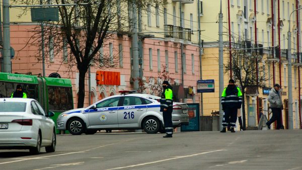 ГАИ перекрывает улицу Ленина в Витебске. Фото Сергея Серебро