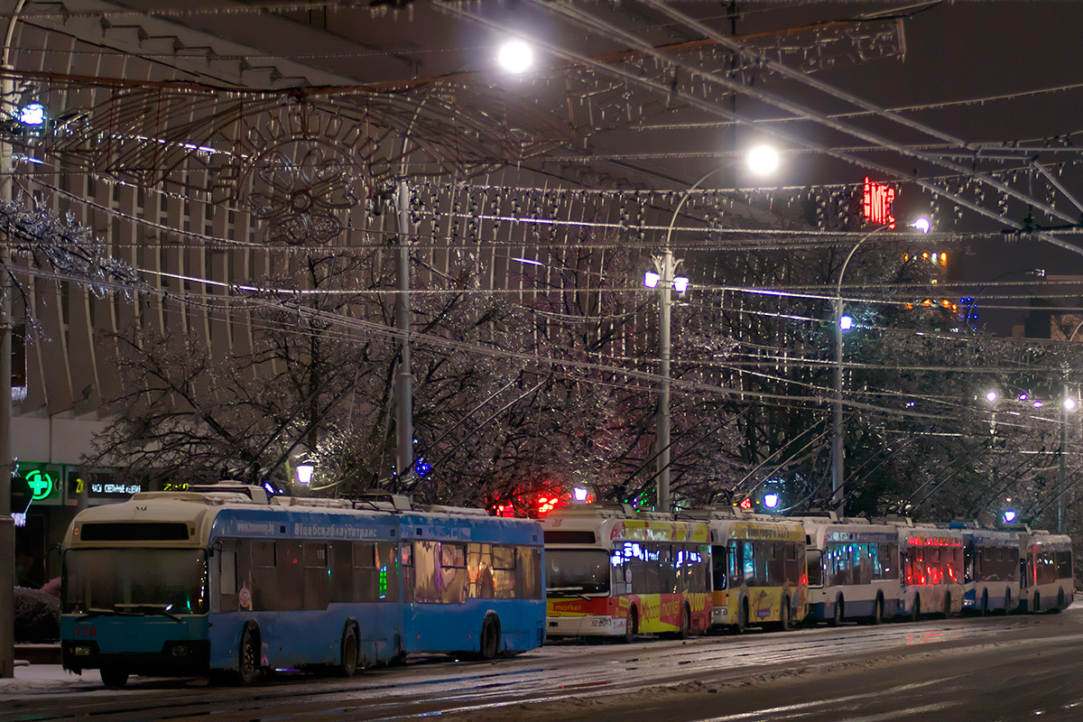 Троллейбусы, брошенные на Замковой улице в Витебске. Фото Сергея Серебро