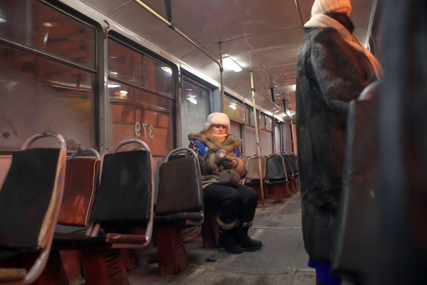 Кондуктор считает выручку в почти пустом замершем трамвае во время сильного мороза в Витебске, февраль 2012 года. Фото Сергея Серебро