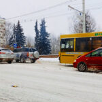 Из-за нечищеной улицы ГАИ пришлось тащить автобус в горку в Витебске. Фотофакт