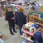 СК ищет двух мужчин, которые рассчитывались в магазинах Витебска чужой карточкой