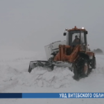 Грузовик снесло в ветром в кювет, а фура застряла на выезде от заправки — последствия снегопада на востоке Витебщины