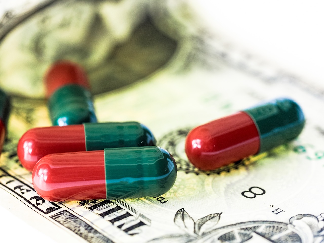 Лекарства, таблетки, доллары. валюта. Фото pixabay.com