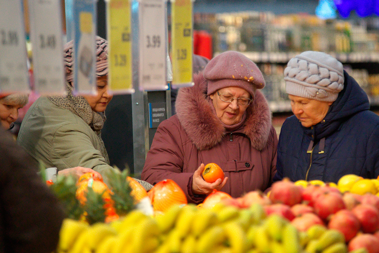 Пожилые женщины выбирают фрукты в крупном гипермаркете в Витебске. Фото Сергея Серебро