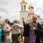 В витебских православных храмах отметили Вербное воскресенье. Узнали, почем продавали букеты