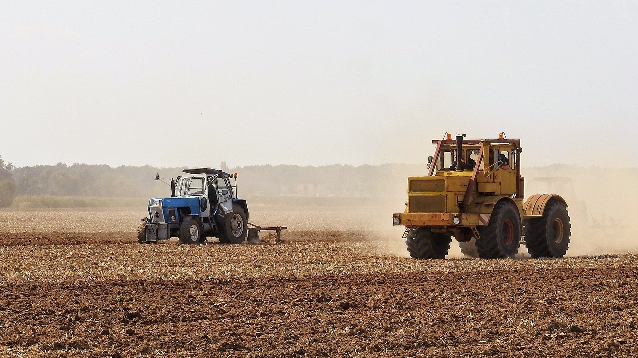 Трактора пашут поле. Вспашка. Кировец. Фото pixabay.com