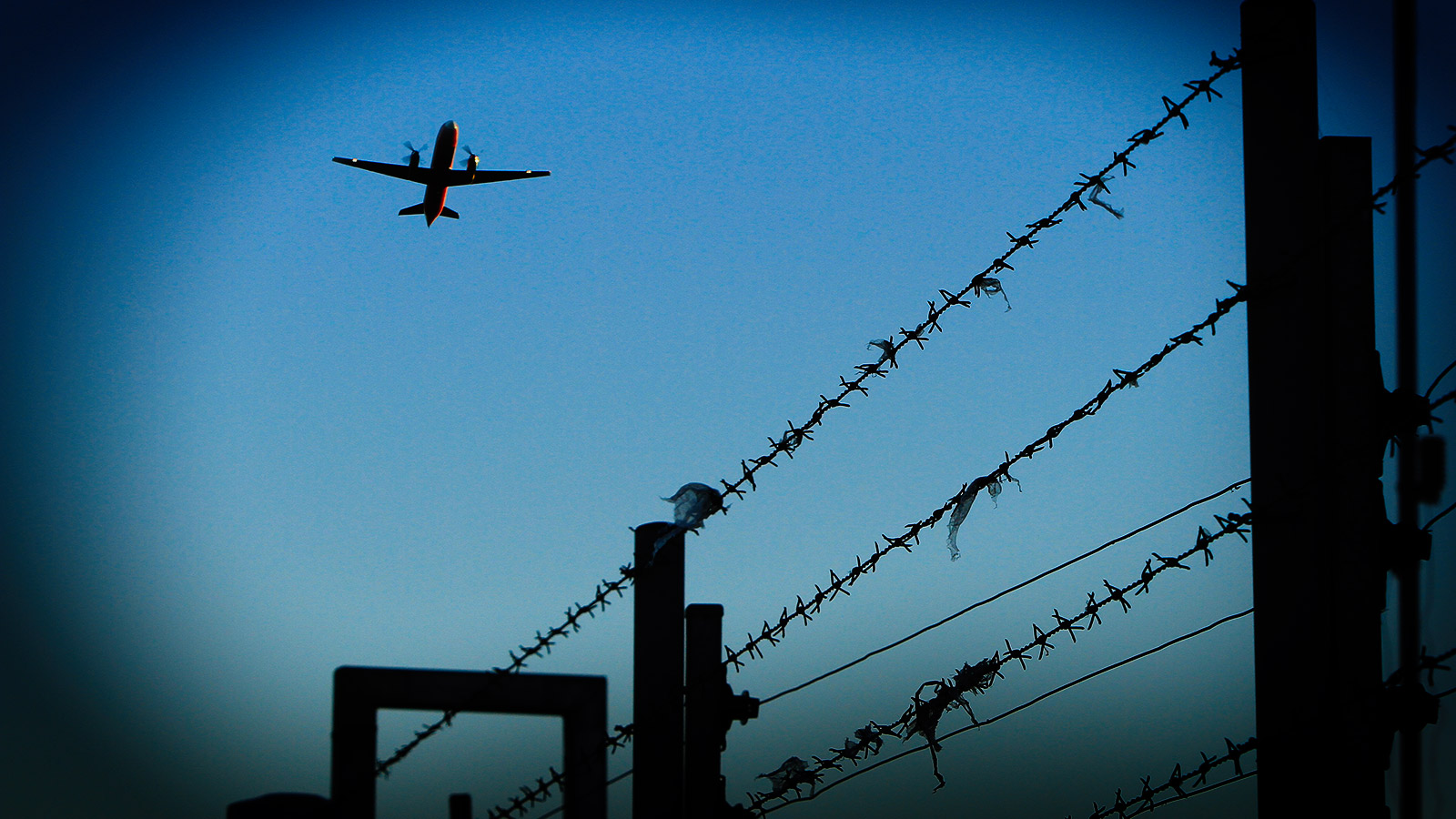 Самолет на фоне колючей проволоки. Фото pixabay.com