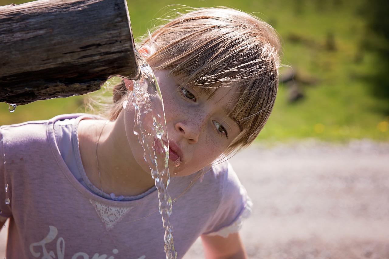 Девочка пьет воду. Фото pixabay.com