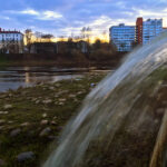 Из набережной в устье Витьбы опять бьёт струя воды. Фотофакт