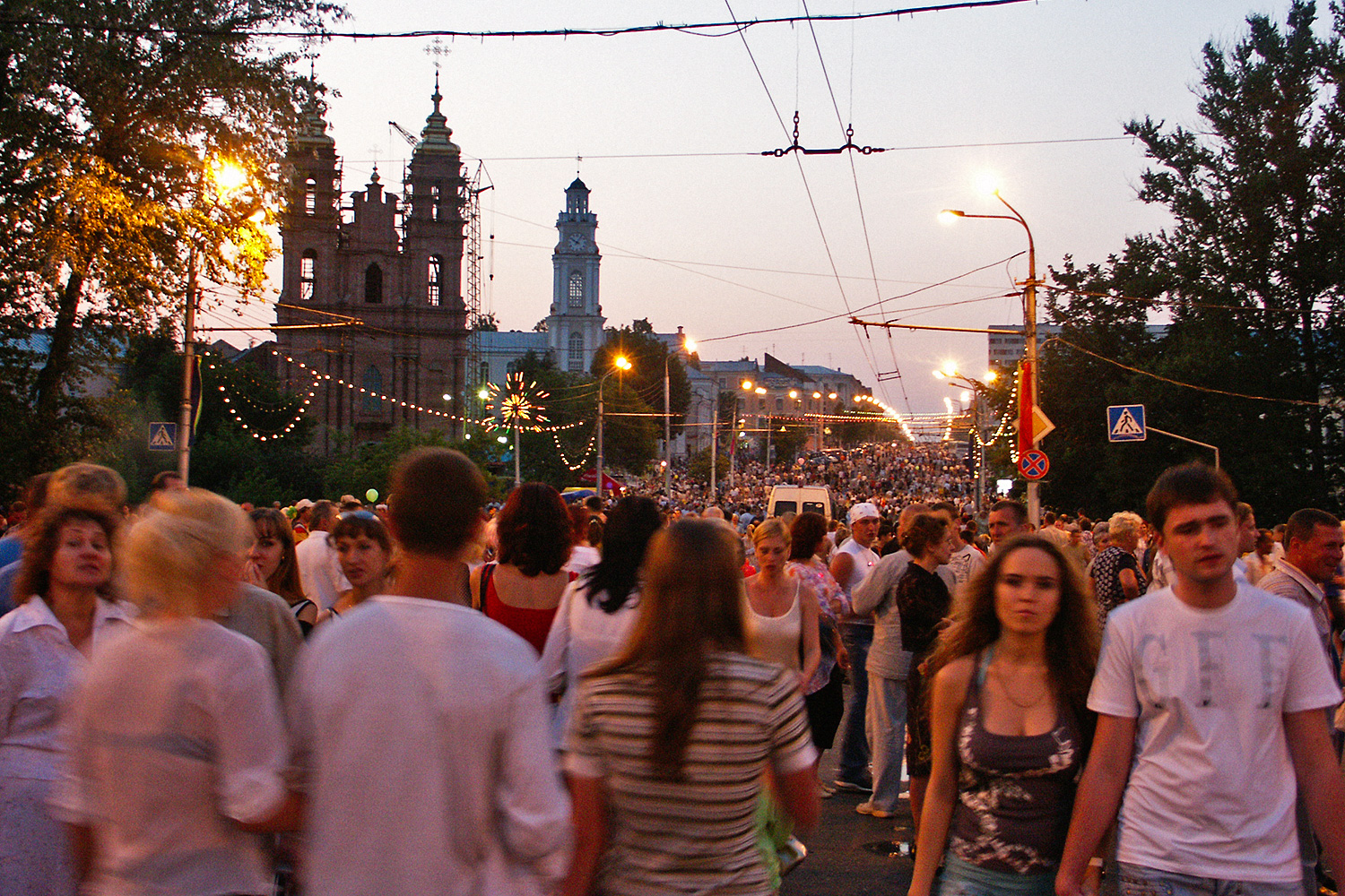 Толпа гуляющих на улице Ленина в районе площади Свободы во время «Славянского базара в Витебске», 2007 год. Фото Сергея Серебро
