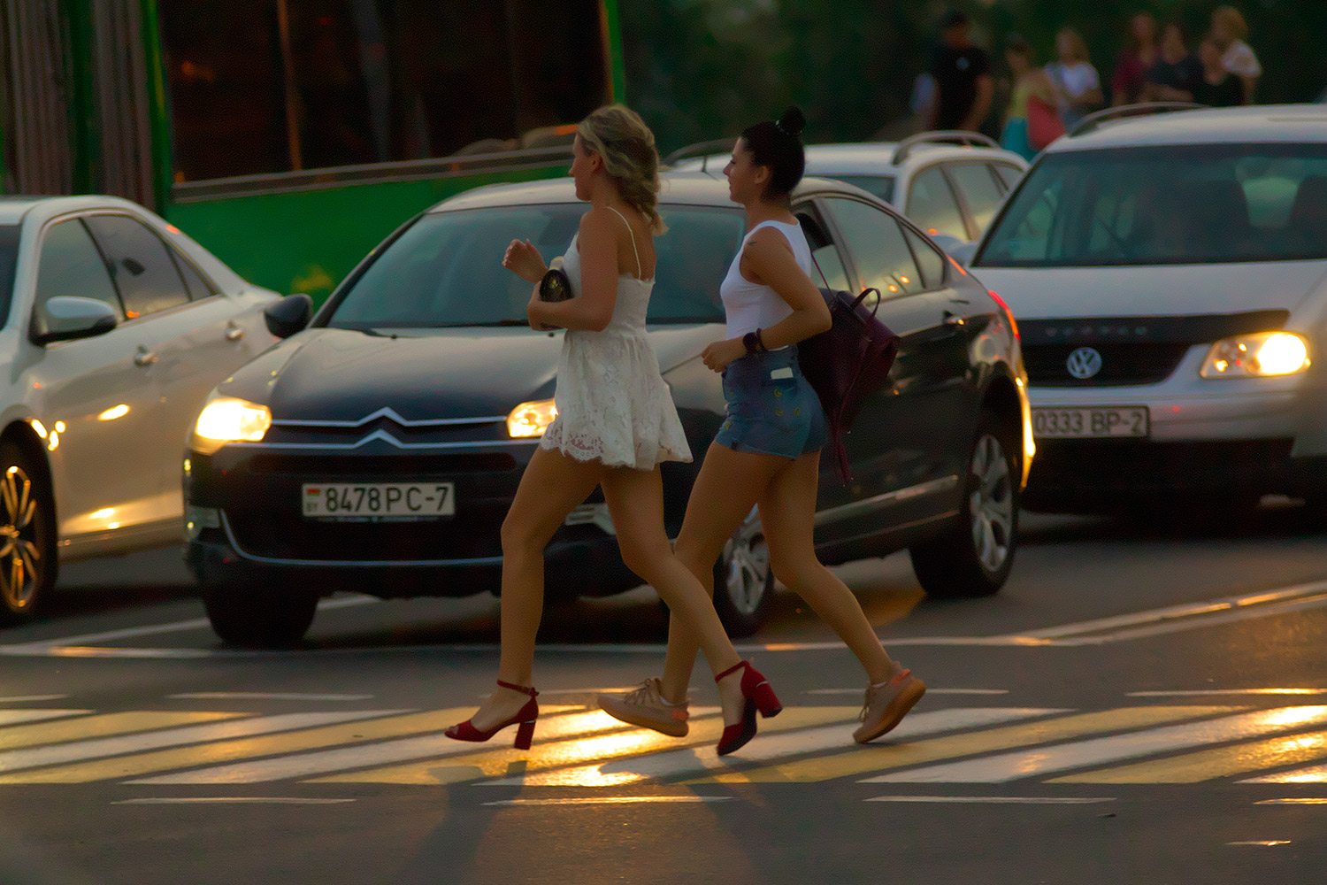 Девушки спешат перейти ночную улицу в Витебске. Фото Сергея Серебро