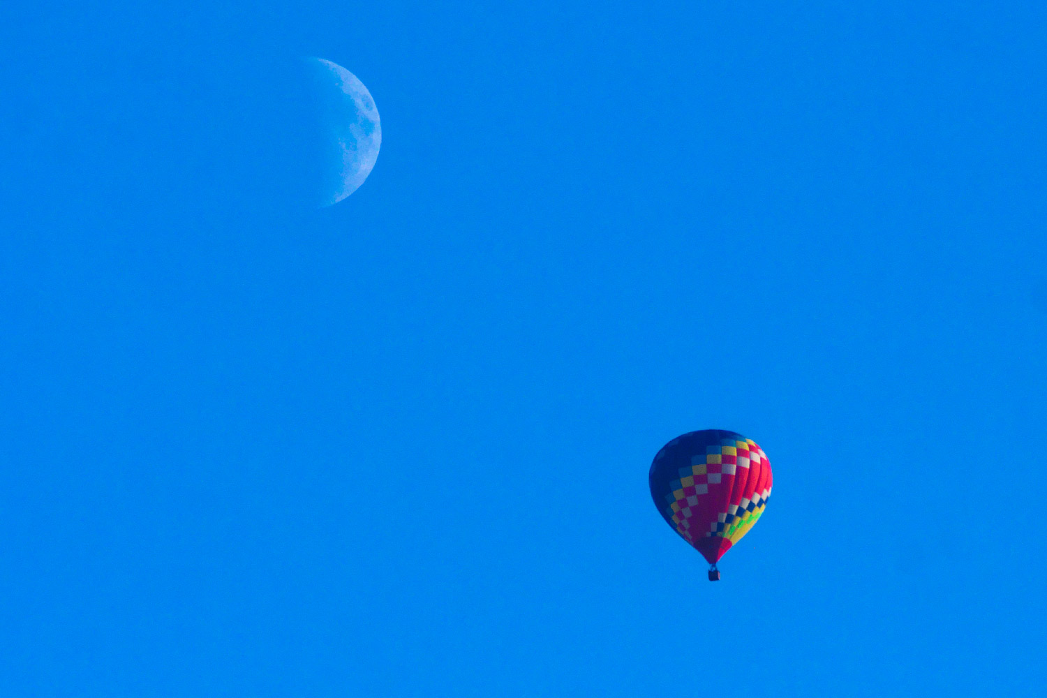 Воздушный шар пролетает под луной над фестивальным Витебском. Фото Сергея Серебро