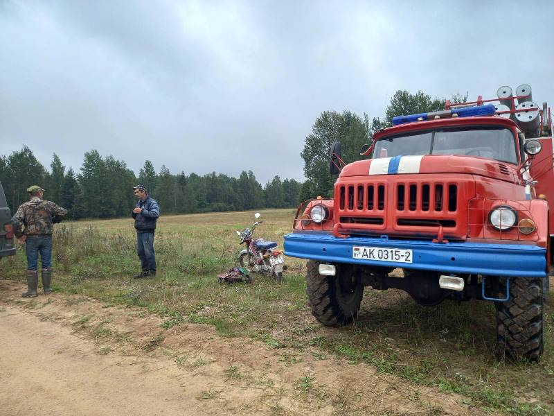 Пожарная автоцистерна у мопеда заблудившегося мужчины. Фото МЧС