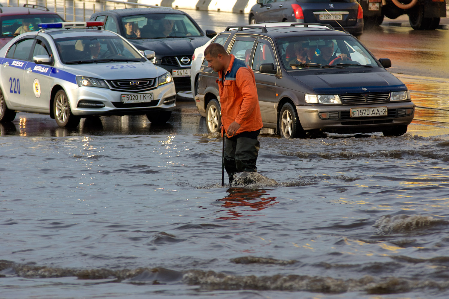 Мощнейший ливень вызвал потоп в Витебске.  Улица Космонавтов. Фото Сергея Серебро