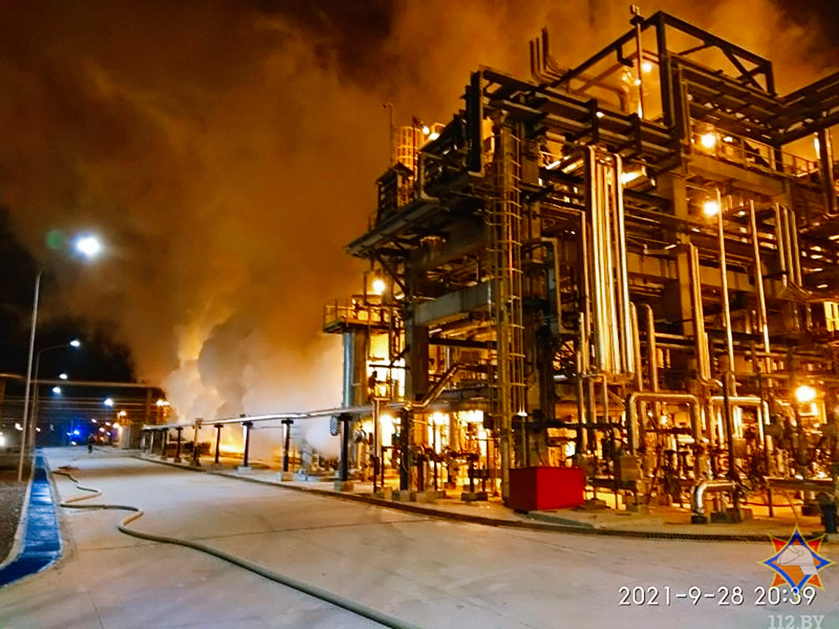 Пожар УЗК на на заводе «Нафтан» в Новополоцке. Фото МЧС