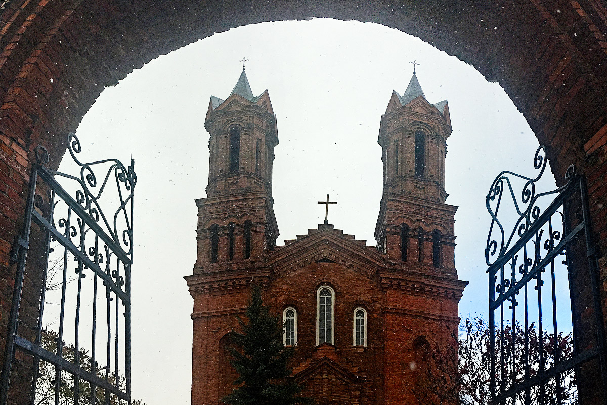 Костел святой Варвары в Витебске во время первого снегопада. Фото Сергея Серебро