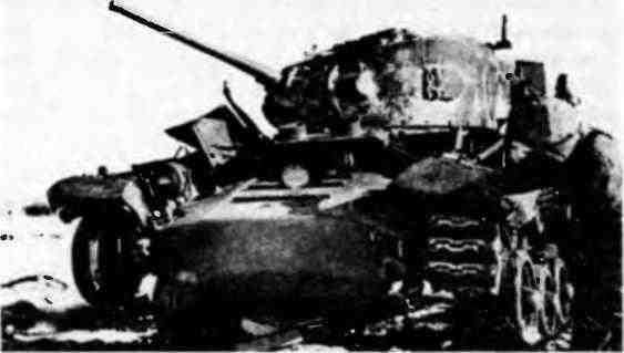 военнослужащие Вермахта осматривают подбитый под Витебском танк «Valentine VII» канадского происзводства