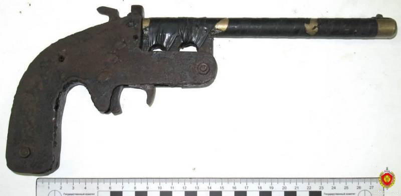 У жителя Феодосии полиция нашла самодельный револьвер и патроны (фото)
