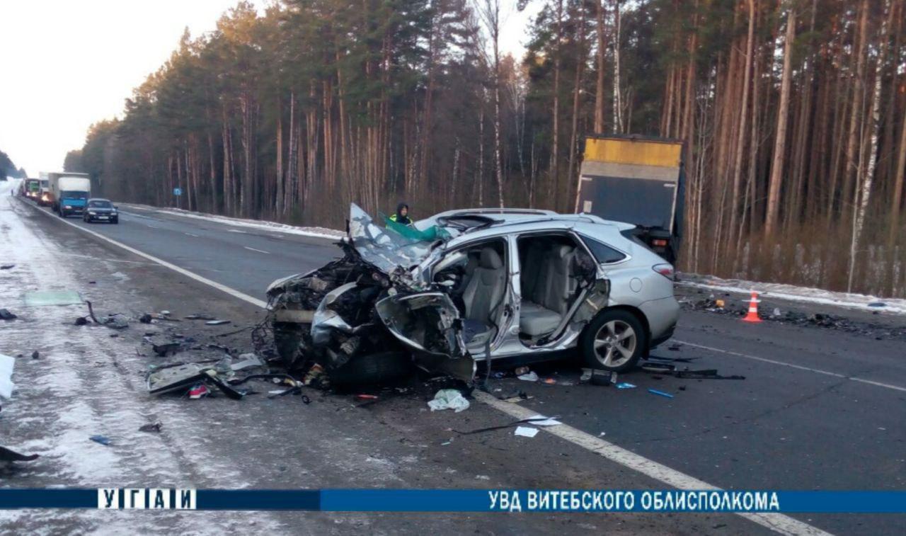 «Lexus» влетел в «MAN» в Лепельском районе, водитель легковушки погибла. Фото ГАИ