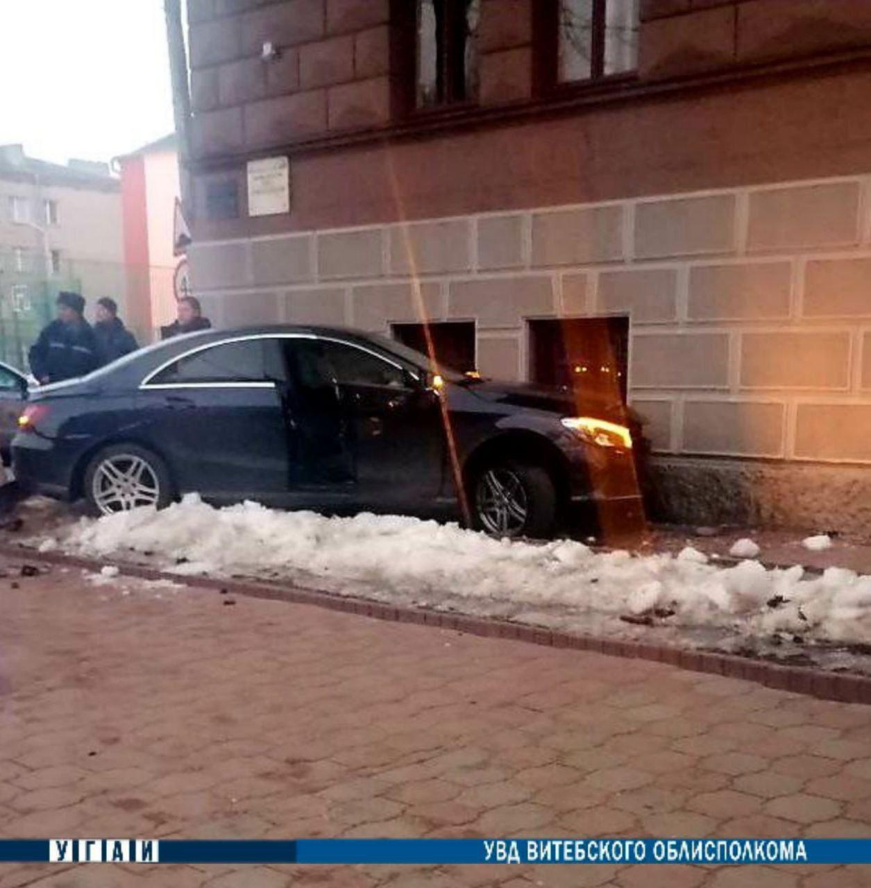 В Витебске девушка на «Mercedes» врезалась в стену ветакадемии | Народные  новости Витебска