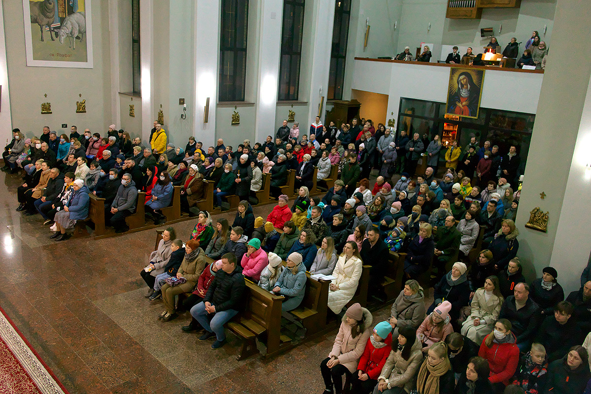 У ноч з 16 на 17 красавіка ў катэдральным касцёле Езуса Міласэрднага ў Віцебску адбылася Літургія Велікоднай вігіліі. Фота Сержука Серабро