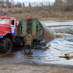 В Новополоцке для пешеходов возвели понтонную переправу