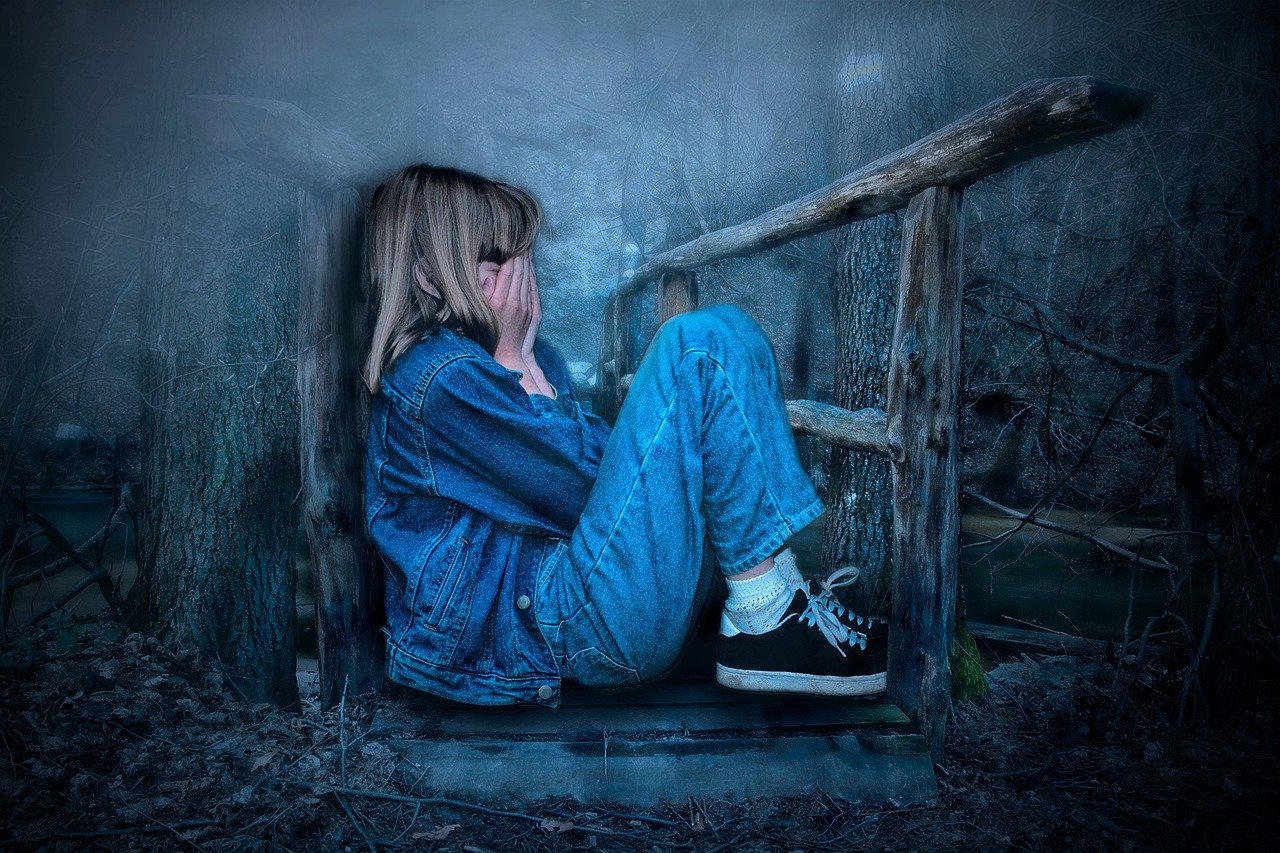 Девочка плачет. насилие, дети. фото pixabay.com