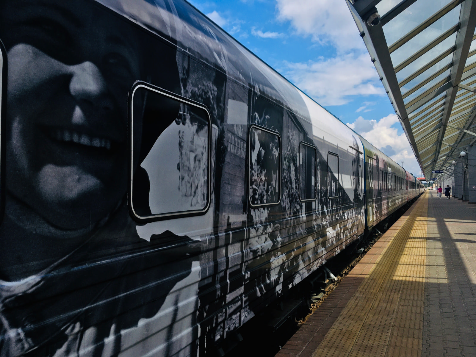 На витебский железнодорожный вокзал прибыл передвижной музейный комплекс «Поезд Победы». Фото Сергея Серебро