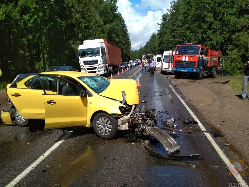 Пять человек пострадали в результате столкновения трех автомобилей под Полоцком. Фото МЧС