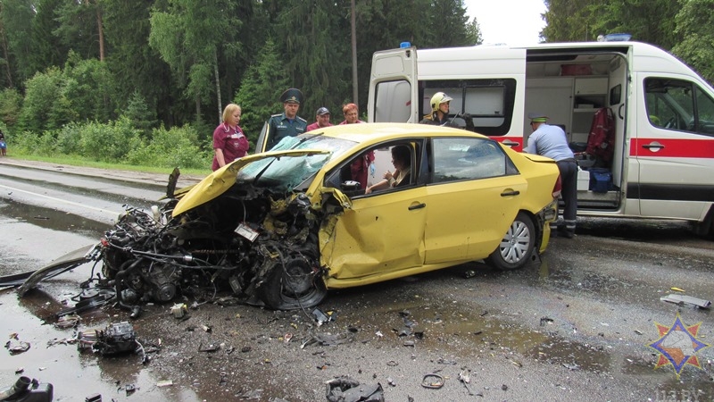 Пять человек пострадали в результате столкновения трех автомобилей под Полоцком. Фото МЧС