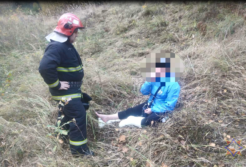 Под Витебском женщина повредила ногу и не смогла самостоятельно выбраться из лесу. Фото МЧС
