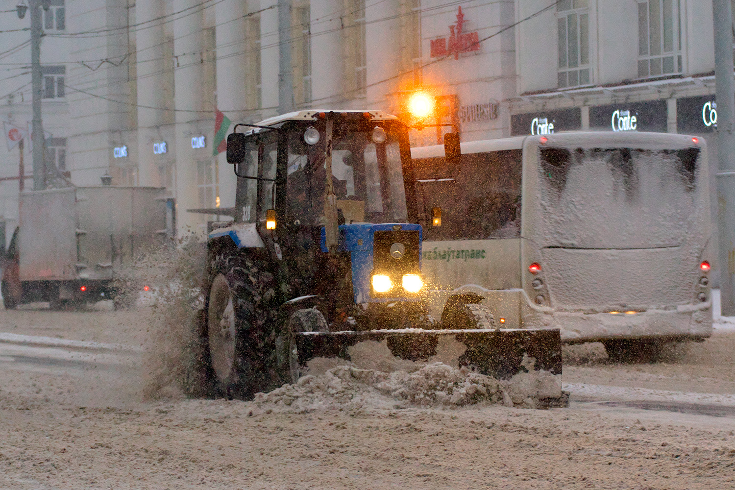 Снегопад: в Витебске выпала четверть месячной нормы осадков. Фото Сергея Серебро