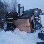 В Сенненском районе перевернулся трактор, механизатора доставали спасатели