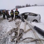 Под Витебском легковушку нанизало на дорожное ограждение, водителя доставали спасатели