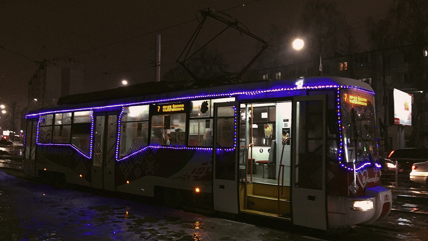 Трамвай с новогодней иллюминацией курсирует по Витебску. Фото ННВ