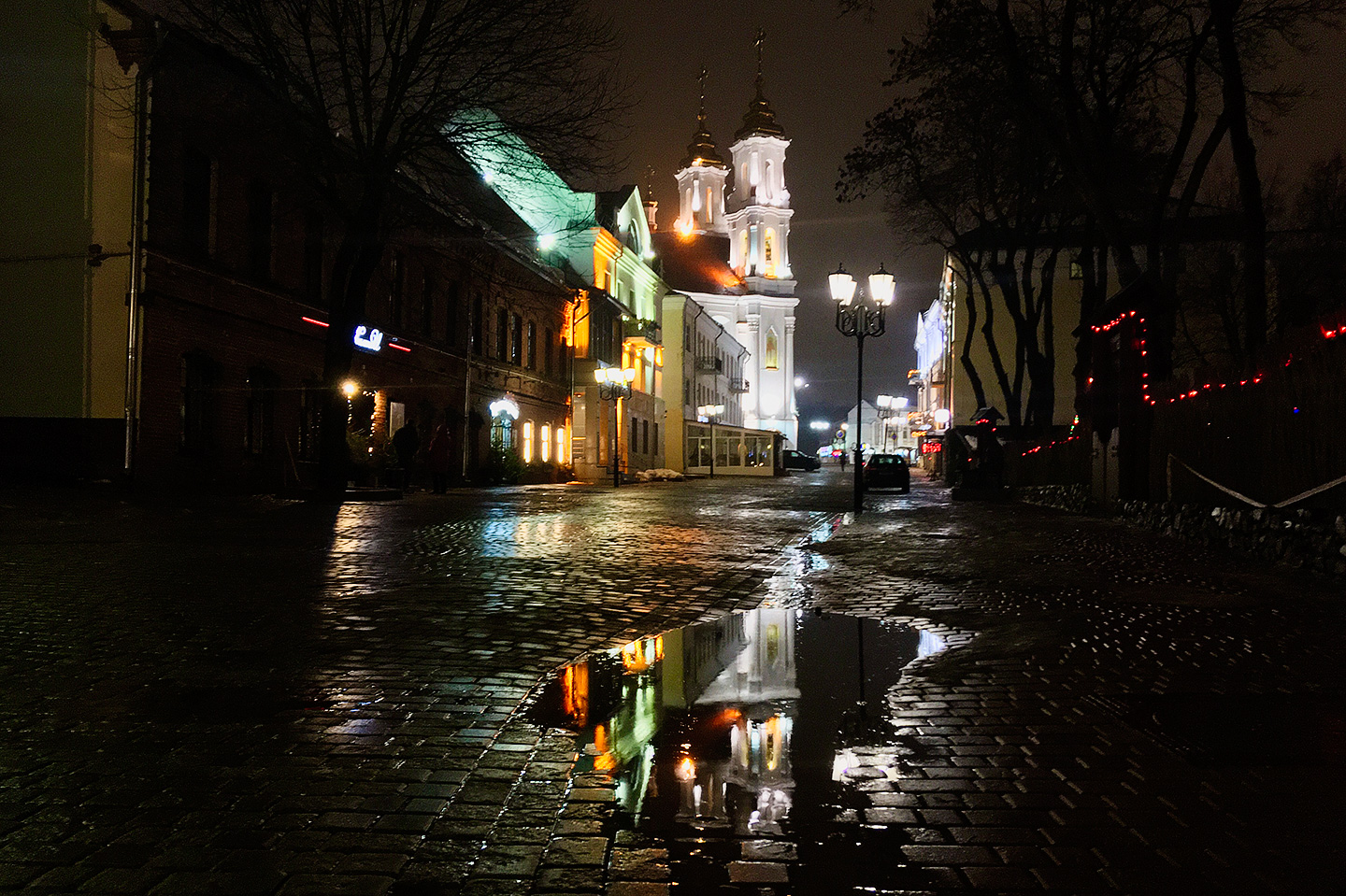 Последние кадры уходящего года: в Витебске традиционный новогодний дождь. Фото Сергея Серебро