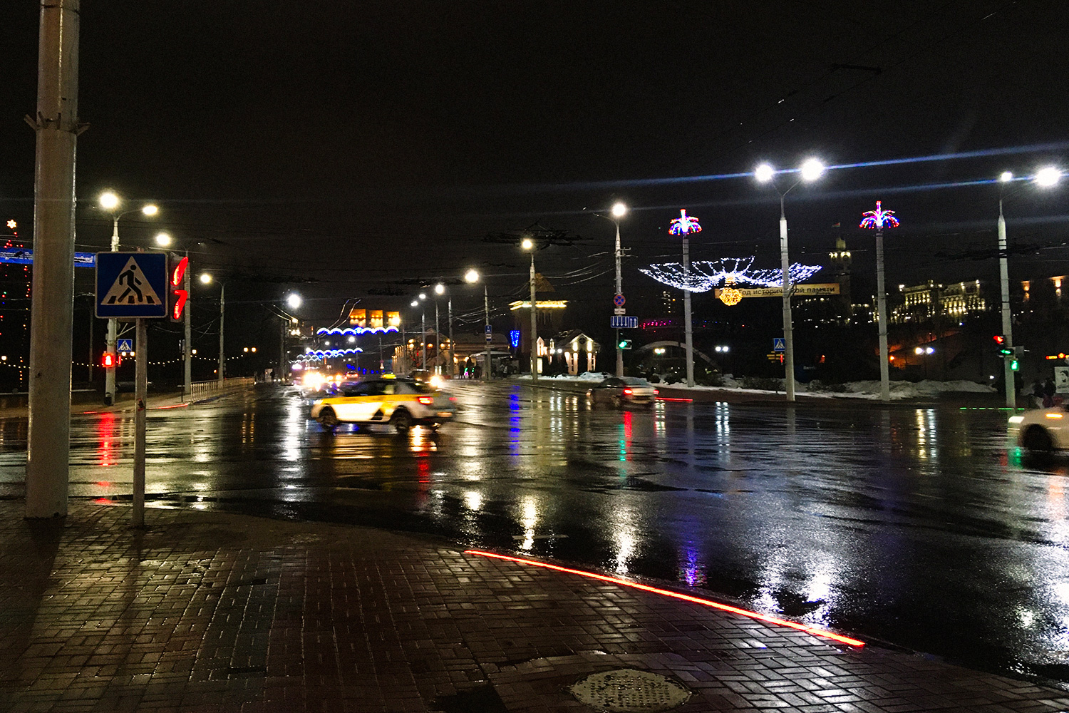 Центр Витебска оснастили светодиодной брусчаткой, синхронизированной со светофорами. Фото Сергея Серебро