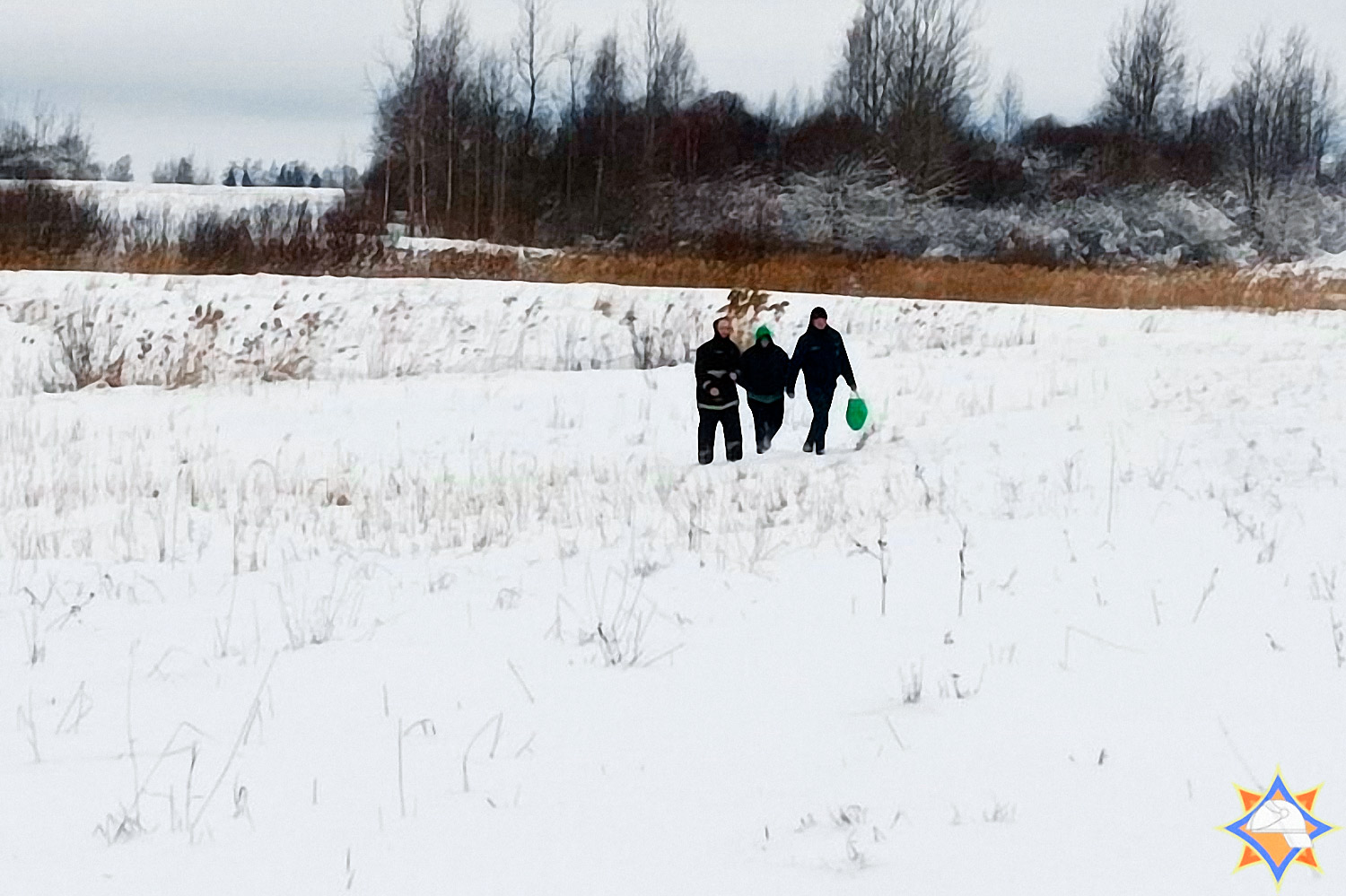 В Глубокском районе школьница заблудилась в занесенном снегом лесу и обморозила ноги. Фото МЧС