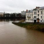 Разлившаяся Двина затопила в Витебске скульптуру на набережной. Фотофакт