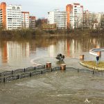 Сильный паводок на Двине: в Витебске затопило пешеходный мост и набережную. Фоторепортаж