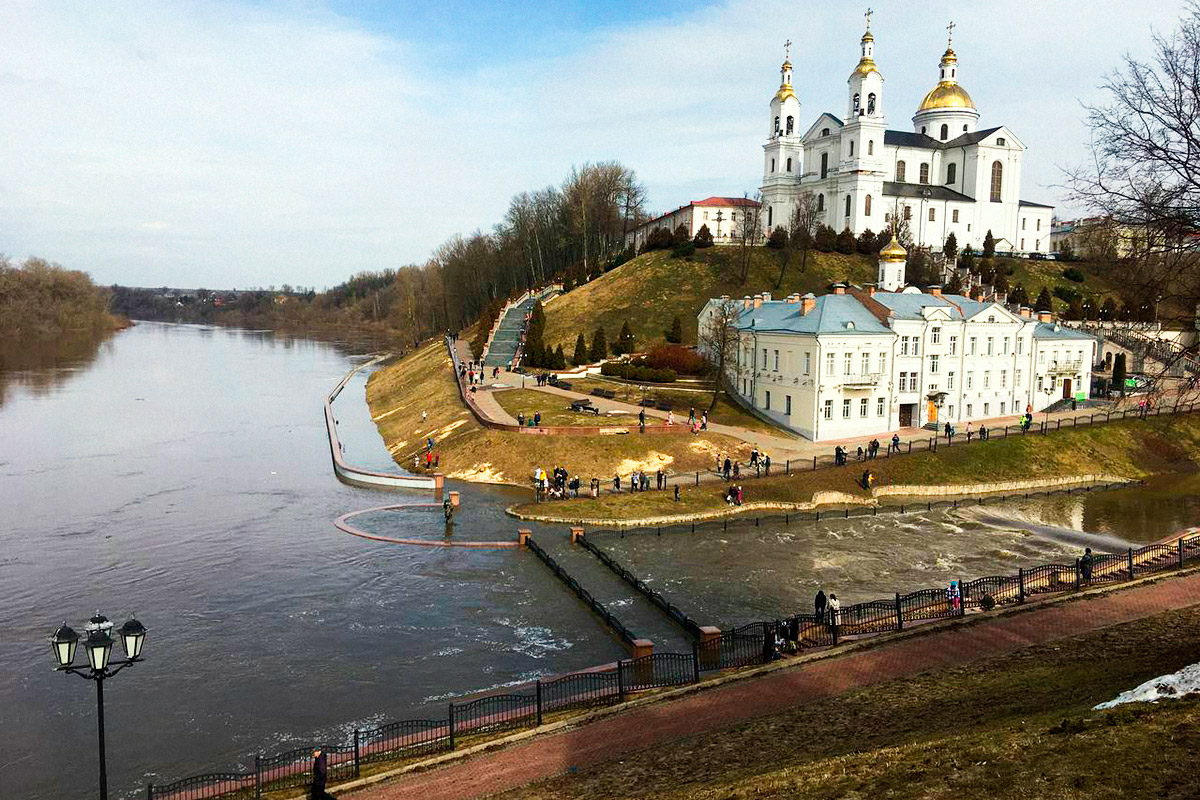 Сильный паводок на Двине: в Витебске затопило пешеходный мост и набережную. Фото ННВ